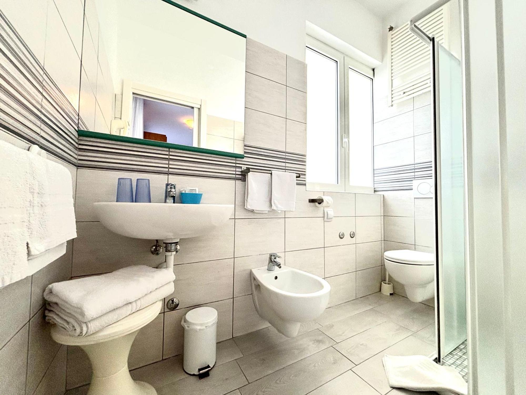 Hotel Iride Suite & Breakfast- Ideale Per Famiglie E Coppie 리치오네 객실 사진