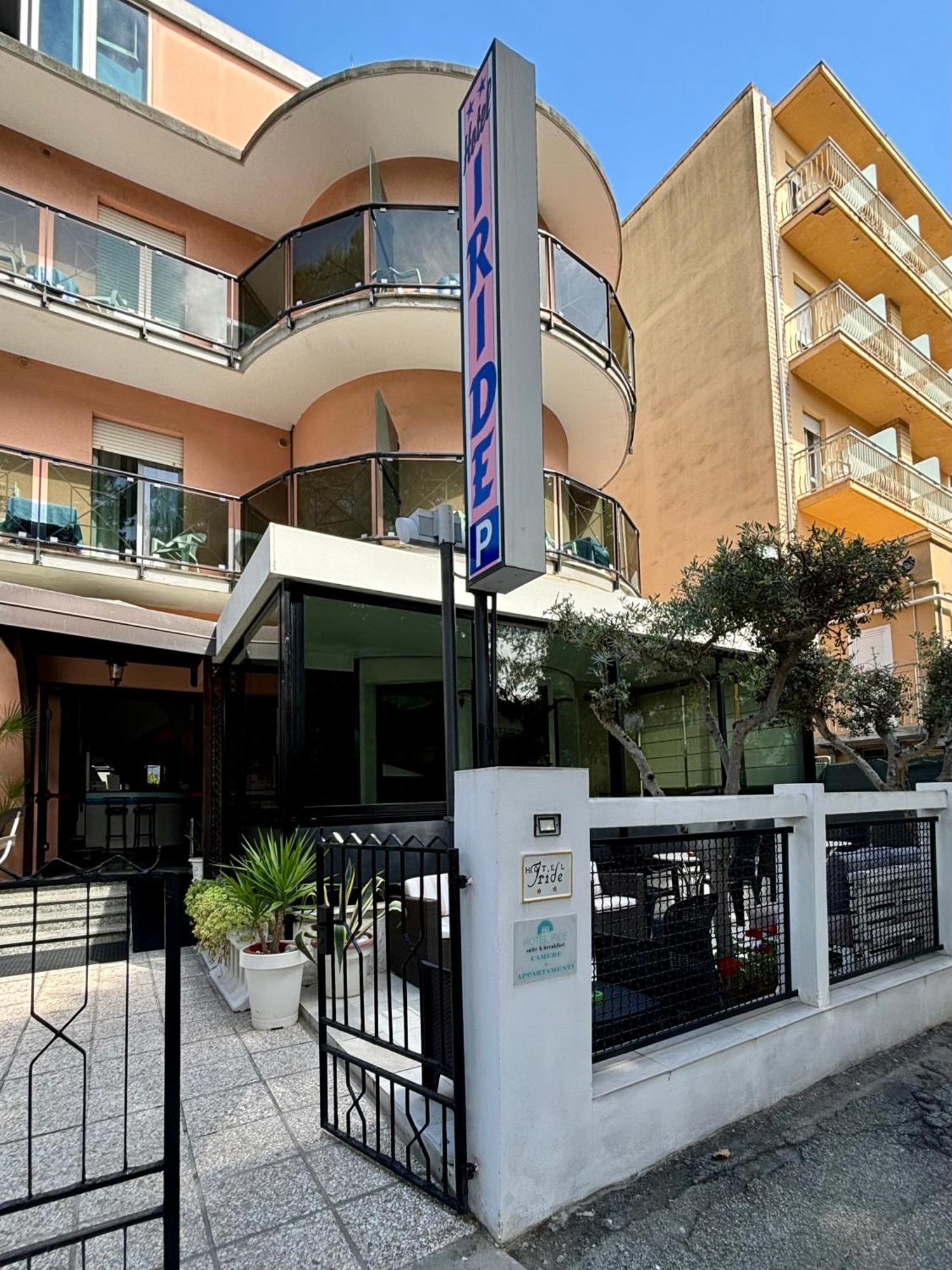 Hotel Iride Suite & Breakfast- Ideale Per Famiglie E Coppie 리치오네 외부 사진