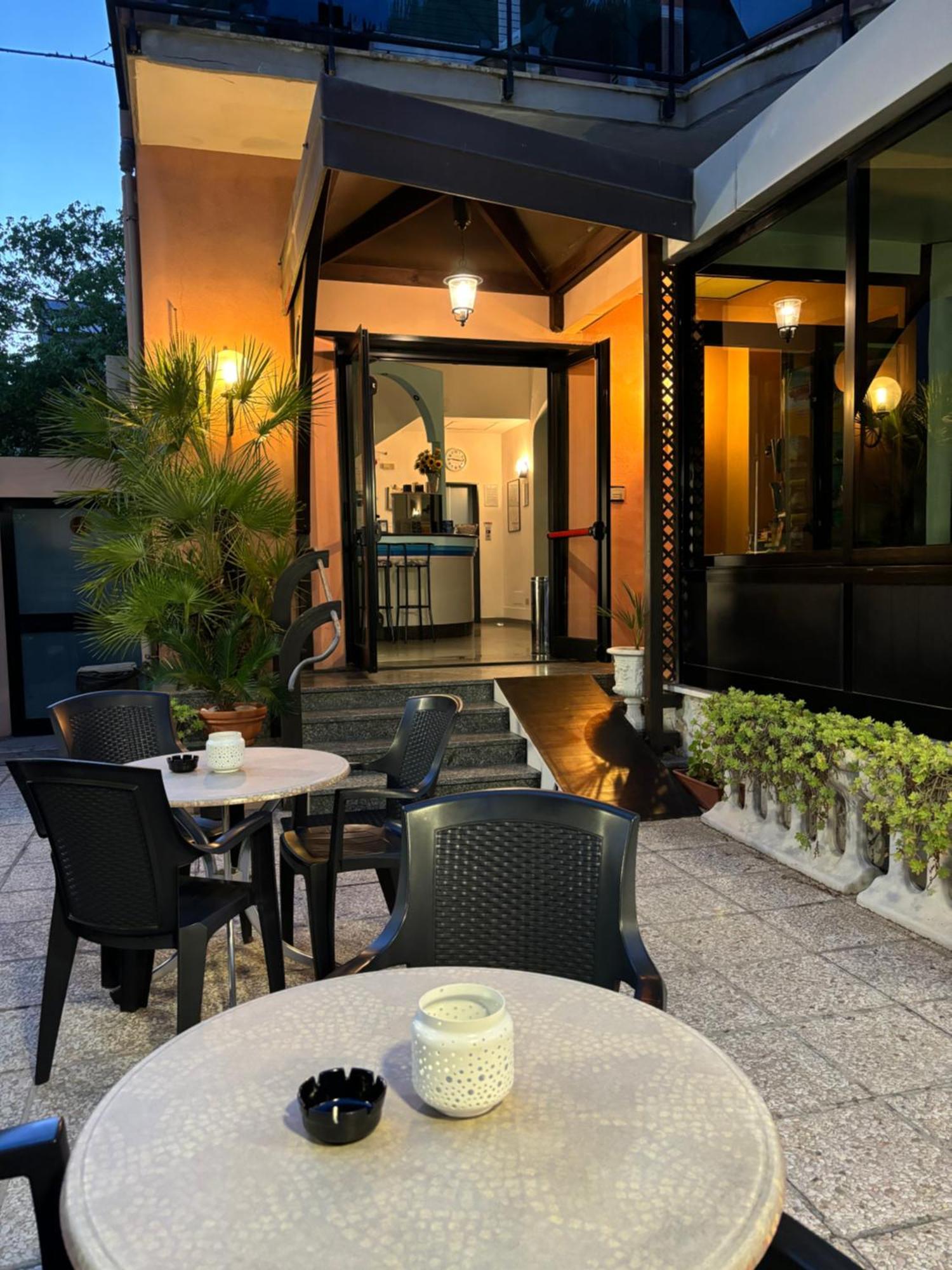 Hotel Iride Suite & Breakfast- Ideale Per Famiglie E Coppie 리치오네 외부 사진