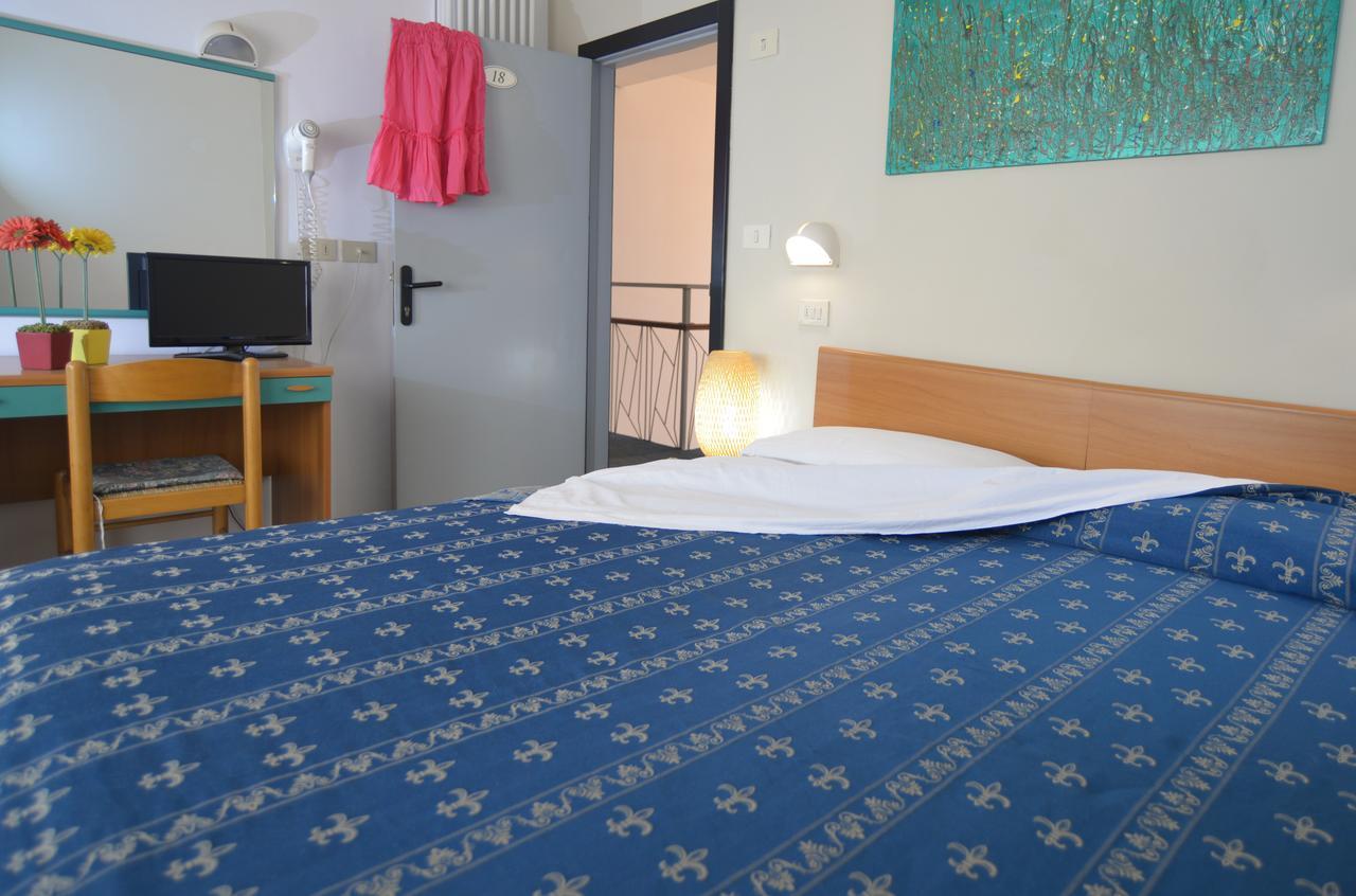 Hotel Iride Suite & Breakfast- Ideale Per Famiglie E Coppie 리치오네 외부 사진